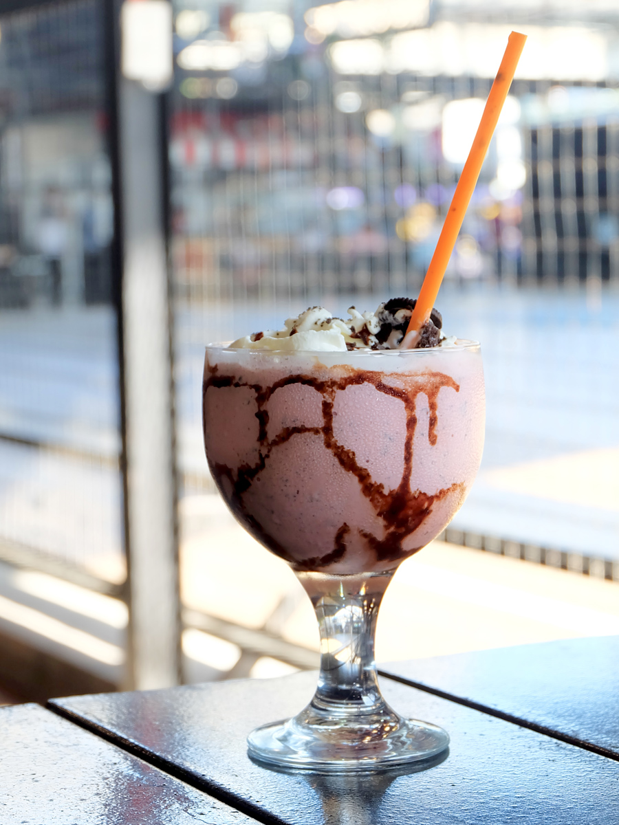 Hoops and Noms: Taft Food by the Court. Strawberry Oreo Frappe by Malukko Milk Tea & Frappe